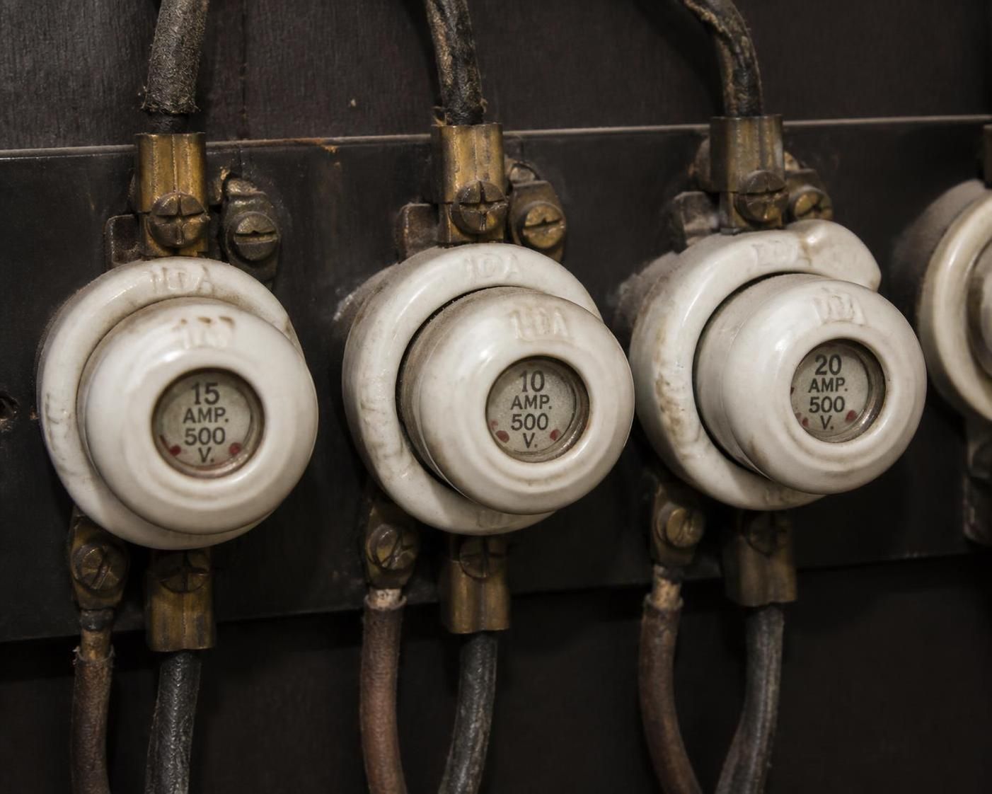 découvrez comment fonctionne un tableau électrique ancien, ses composants clés et les précautions à prendre pour assurer la sécurité et la mise à jour de votre installation électrique.
