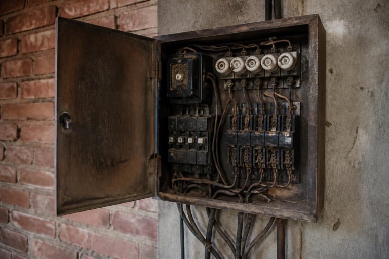 découvrez comment fonctionne un tableau électrique ancien, ses composants clés et les précautions à prendre pour assurer la sécurité et la conformité de votre installation électrique.