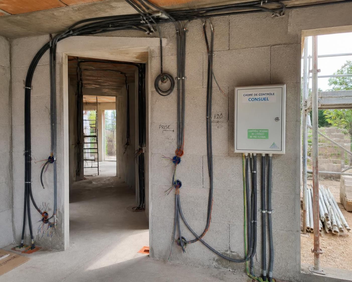 découvrez pourquoi le consuel électrique est obligatoire avant la mise en service de votre installation, garantissant ainsi la conformité et la sécurité électrique de votre logement.