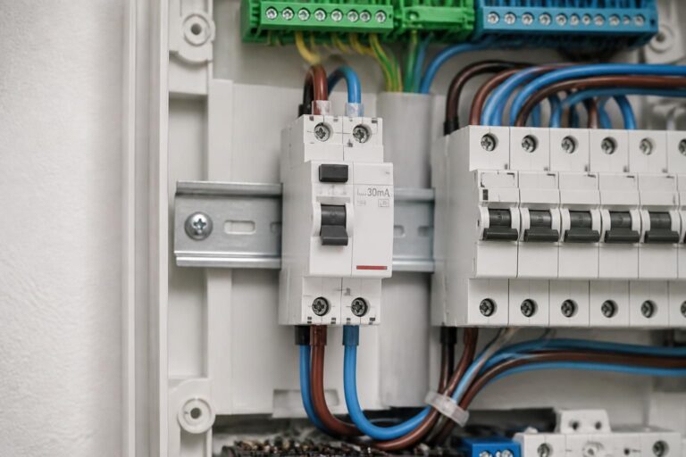 découvrez tout ce qu'il faut savoir sur le disjoncteur différentiel 20a, son fonctionnement et les étapes clés pour une installation sécurisée et conforme aux normes électriques.