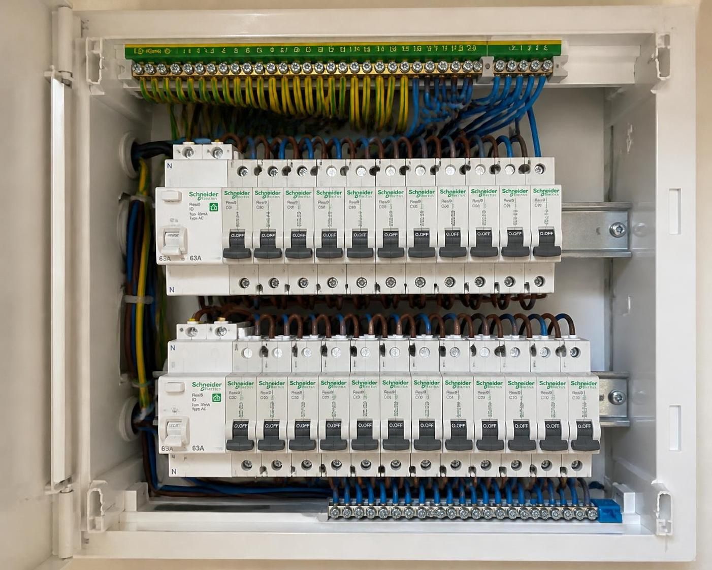 découvrez tout ce qu'il faut savoir sur un tableau électrique complet : conseils d'installation, fonctionnement détaillé et mesures de sécurité essentielles pour protéger votre maison.